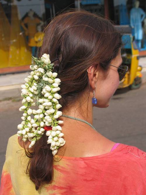 india_hair_decoration_styling_jasmine_flower
